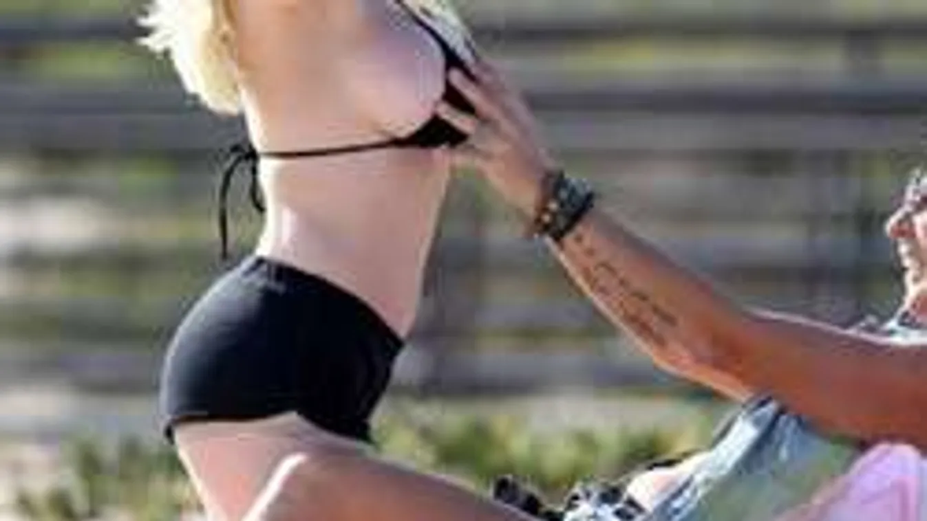 Mindent levett a szexi szőke sztár