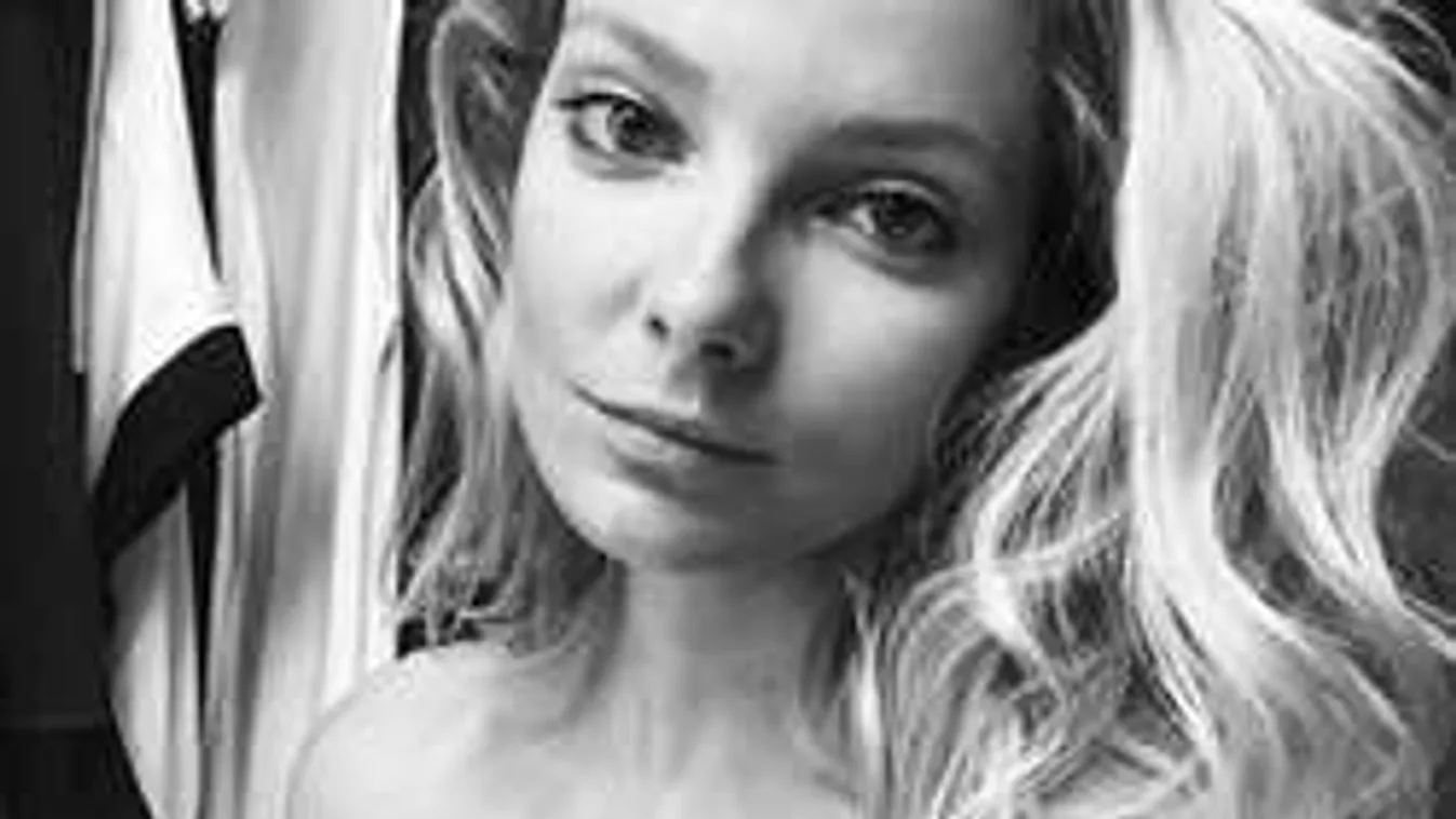 Nem mindennapi szettben csobbant a magyar bombanő