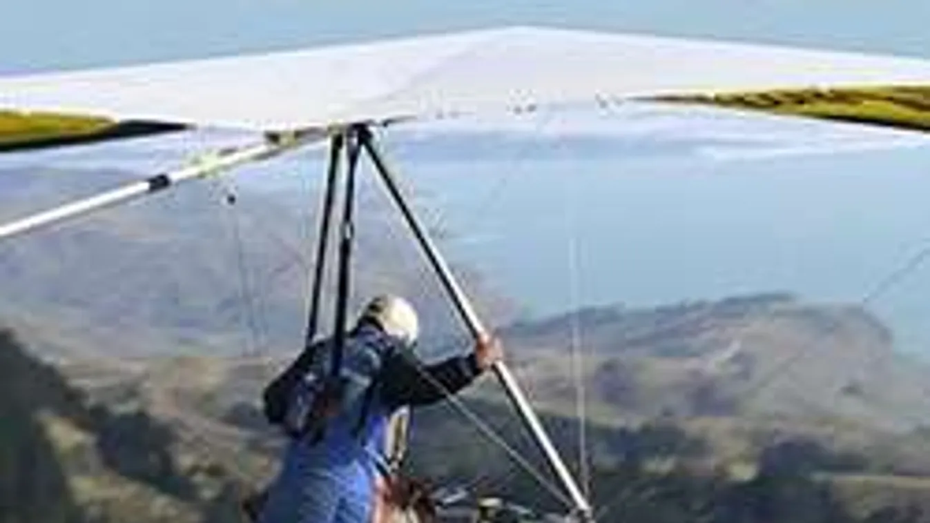 Szörnyű baleset: Sárkányrepülők ütköztek a zalai reptér felett!