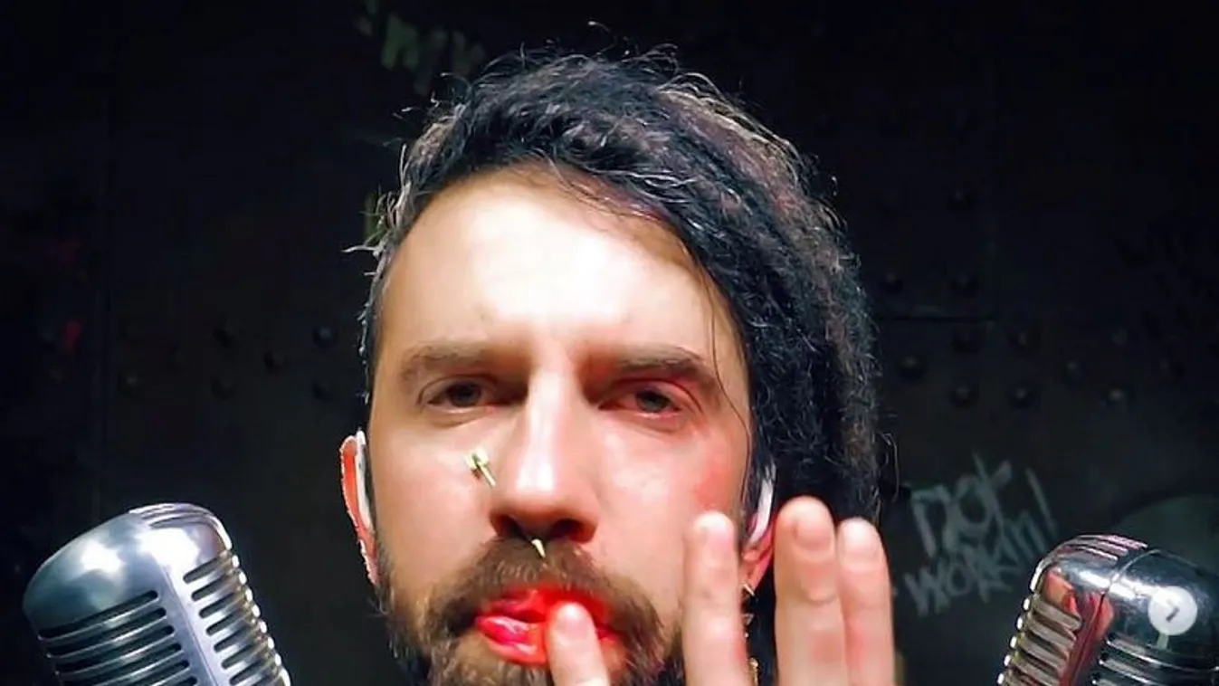 Hihetetlen videó: Félig nőként énekel Varga Viktor