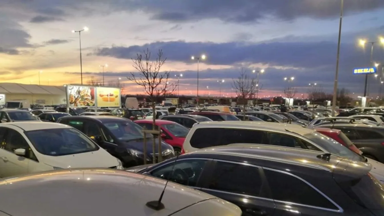 Indul a hétvégi roham, tömeg a plázákban – Fotók