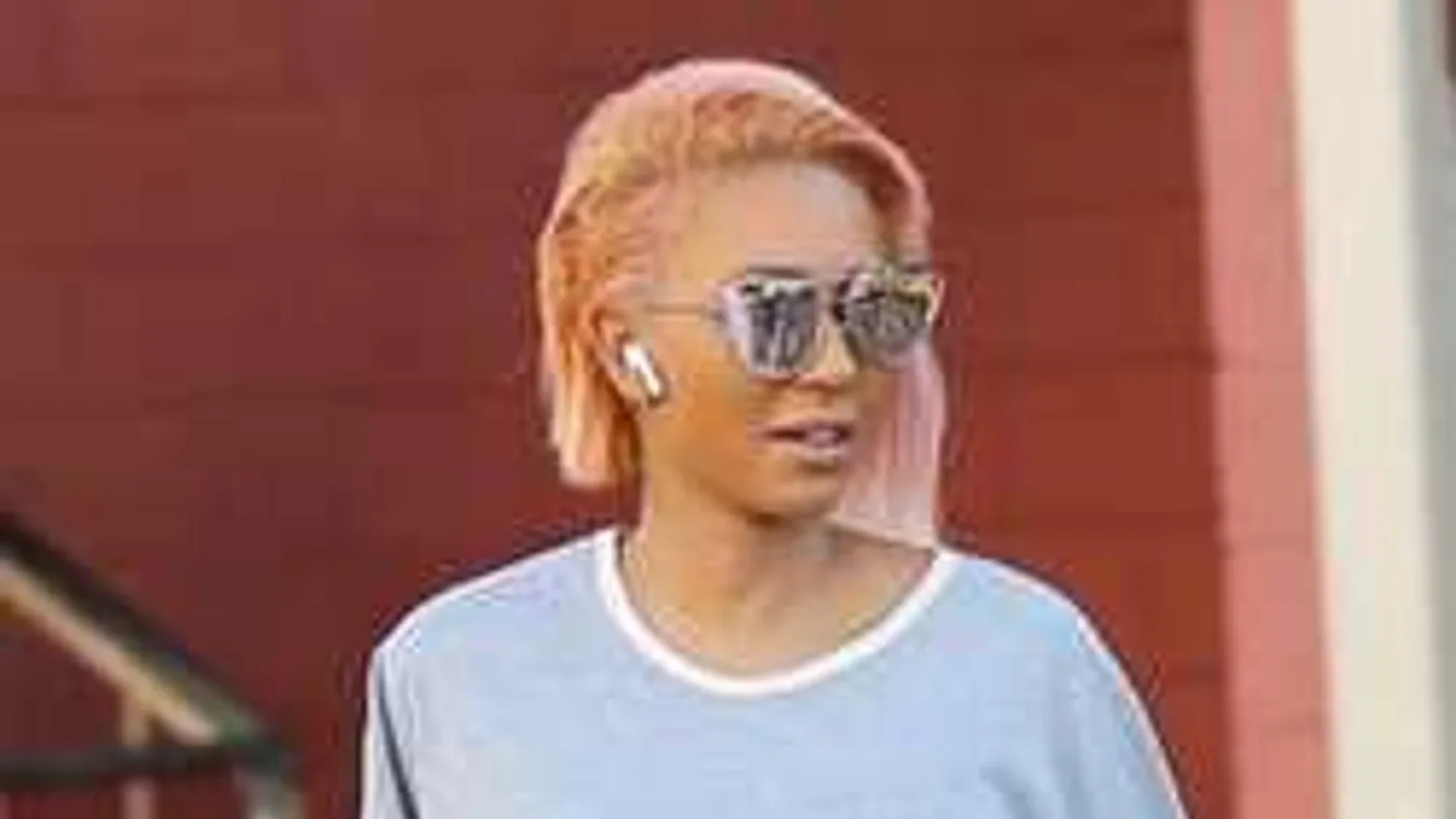 Elég drasztikus: Kivágatott egy darabot magából a Spice Girl