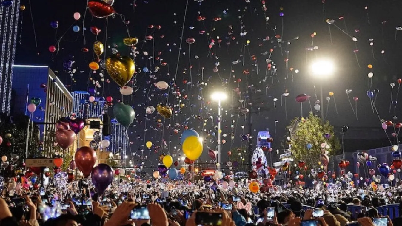 Hatalmas utcai bulival ünnepelték az újévet Wuhanban