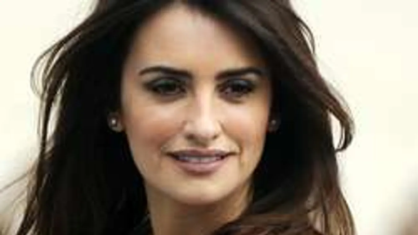 Sárban fekve markolászták meg a szexszimbólumot - Fotó