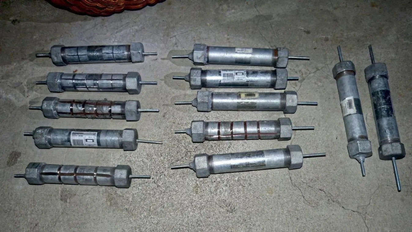 Óriási készültség: 12 csőbombát találtak egy vonat utasának táskájában