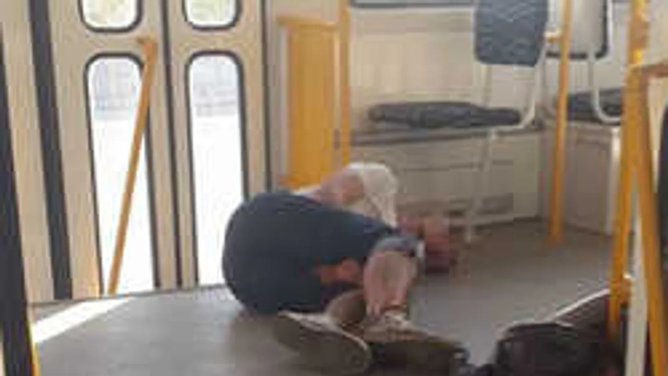 Felkavaró fotó jött: rosszul lett egy utas az 1-es villamoson