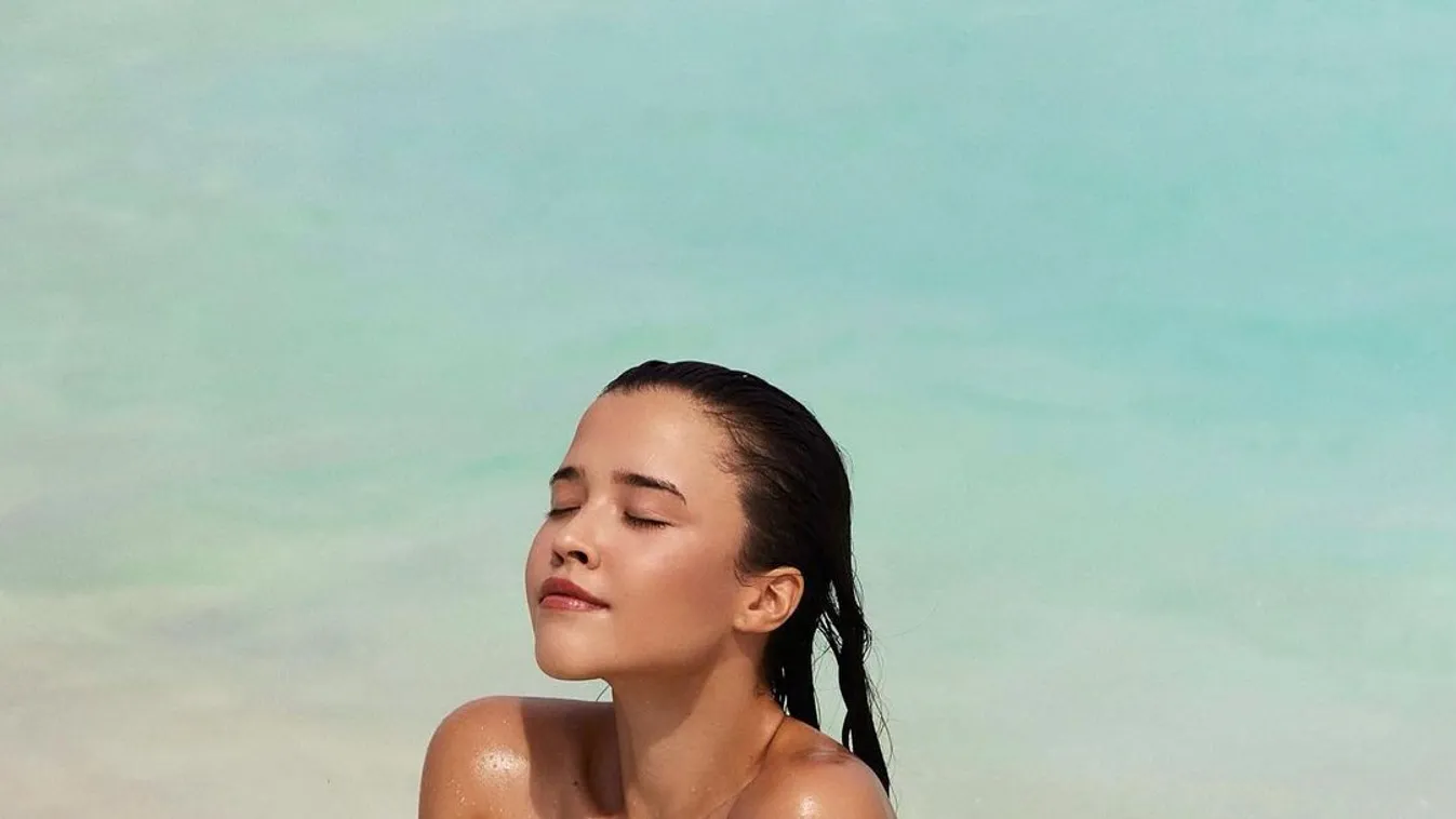 Alma mellek és barack popsi, teljesen meztelenül csücsül a szemérmetlen tornászlány