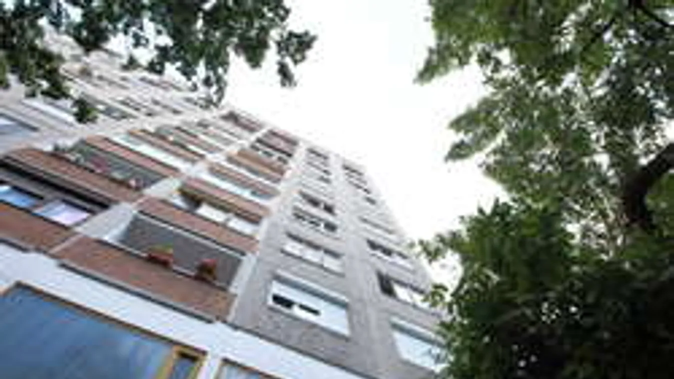 Kilökte kislányát az ablakon az édesanya, jogerős fegyházat kapott!