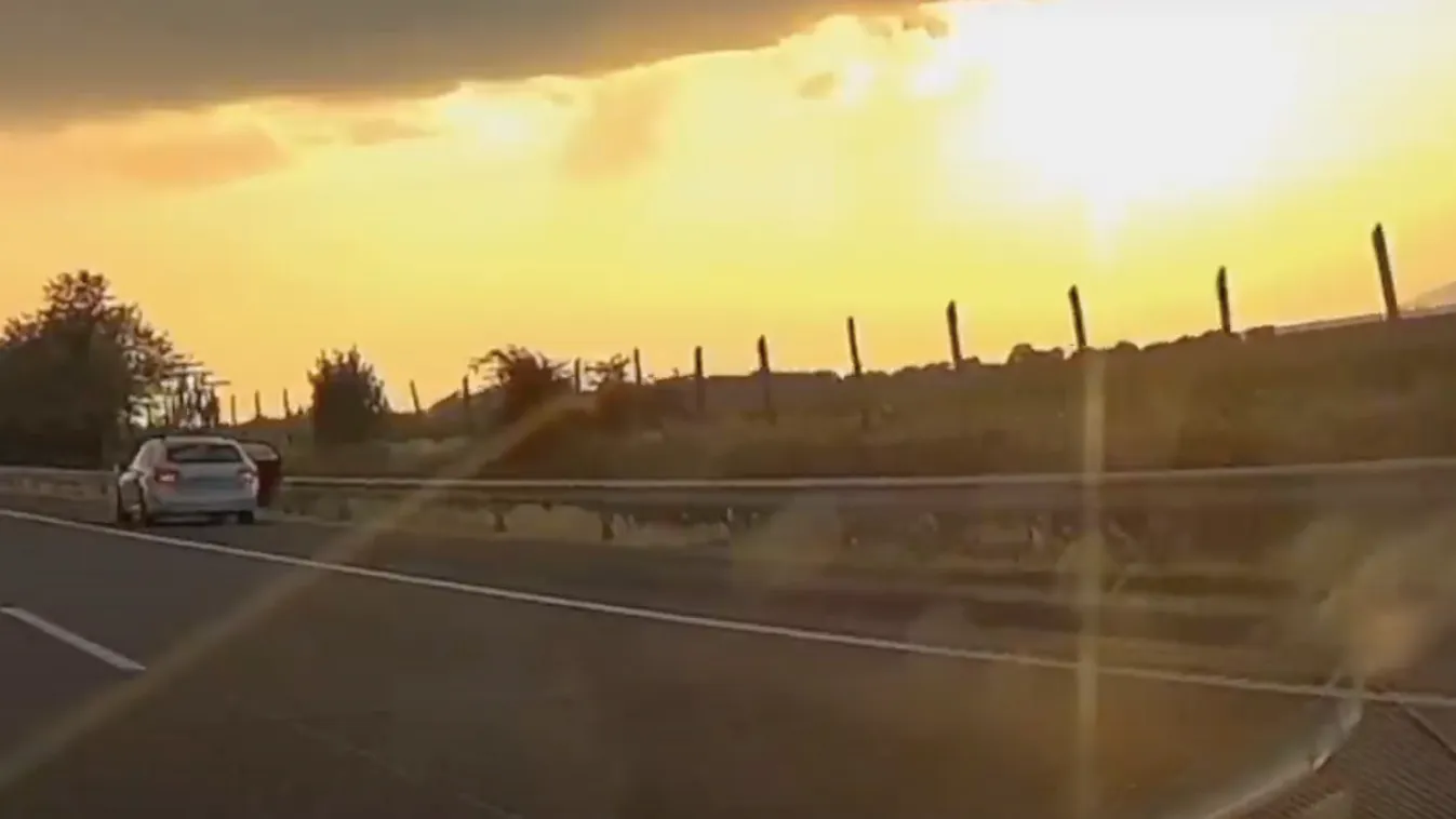 Vakmerő vagy nem normális? Az autók között rohangált egy sofőr az M3-ason – Videó