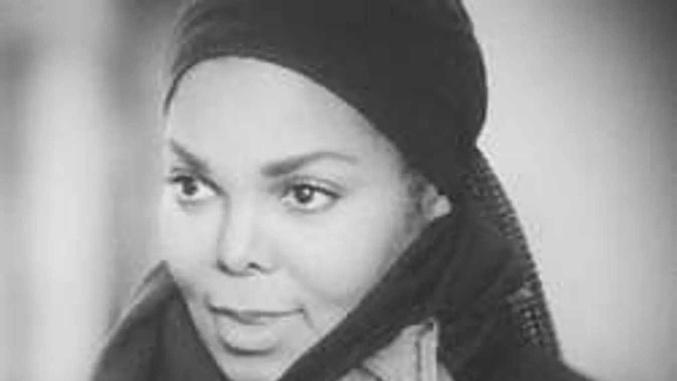 Először fotózták le terhesen az ötvenes énekesnőt