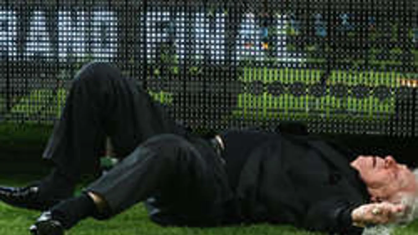 Óriásit perecelt a futballszövetség elnöke