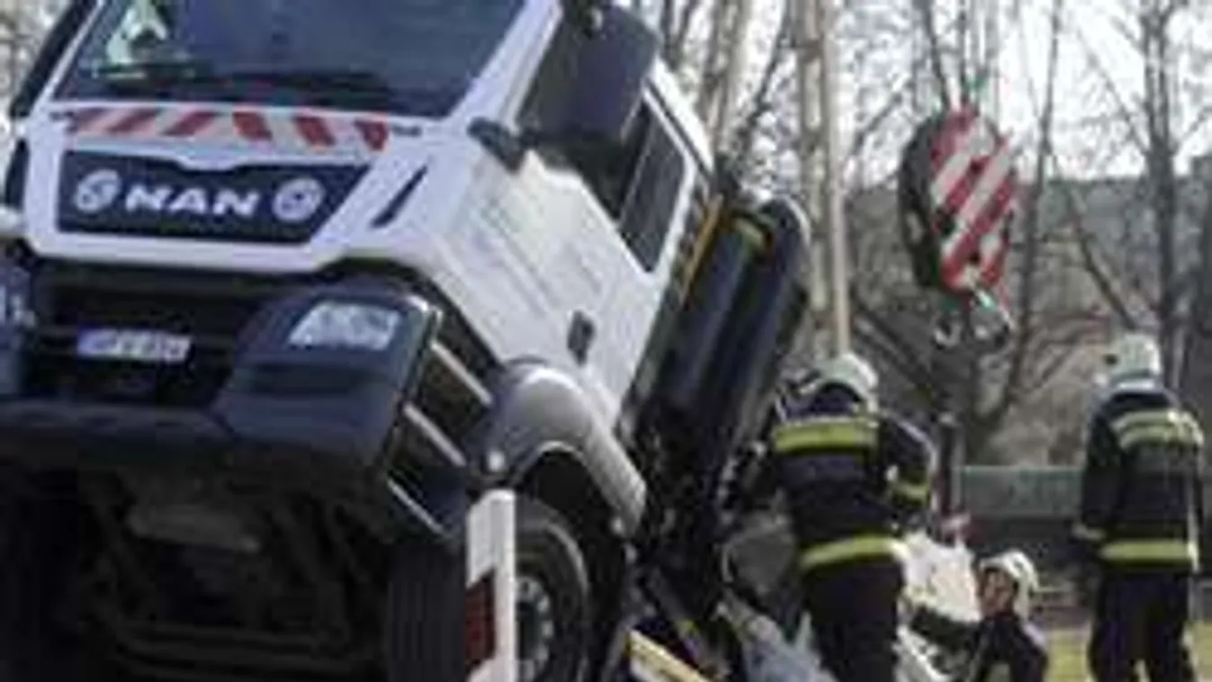 Elnyelt a föld egy teherautót a XVIII. kerületben