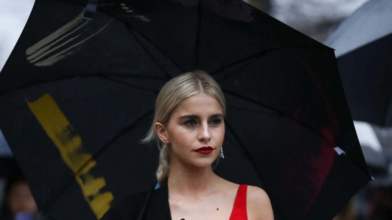 Street Style  - Paris Fashion Week - Womenswear Fall/Winter 2020/2021 : Day Seven