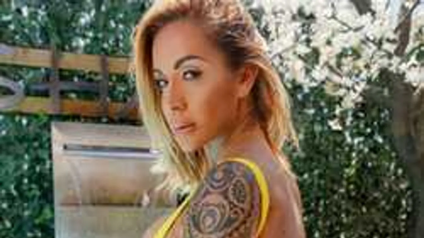 Brutális keblek, alulról villantott álló mellbimbókat a dögös bombanő