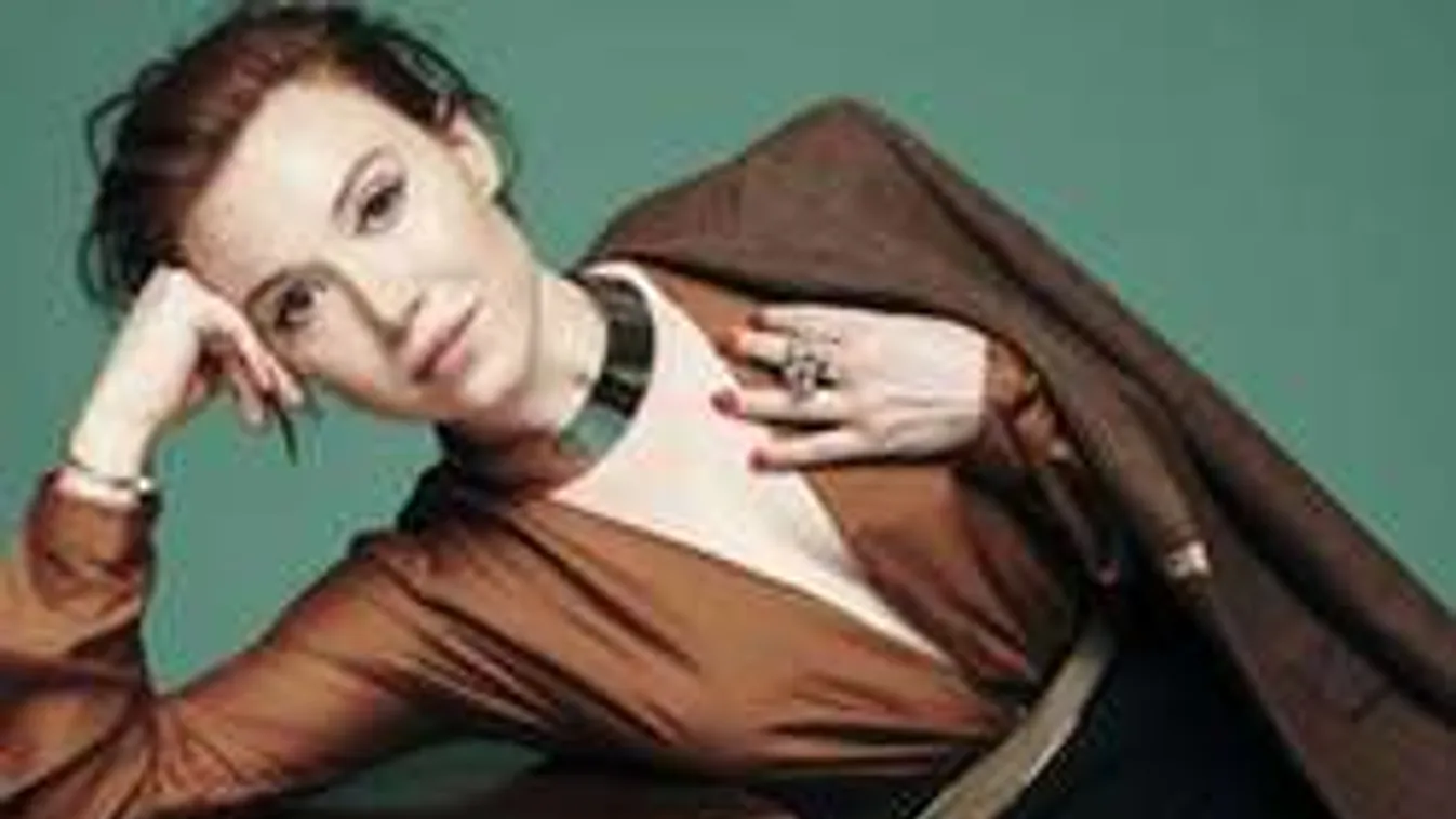 Topless jógázott a szexi színésznő