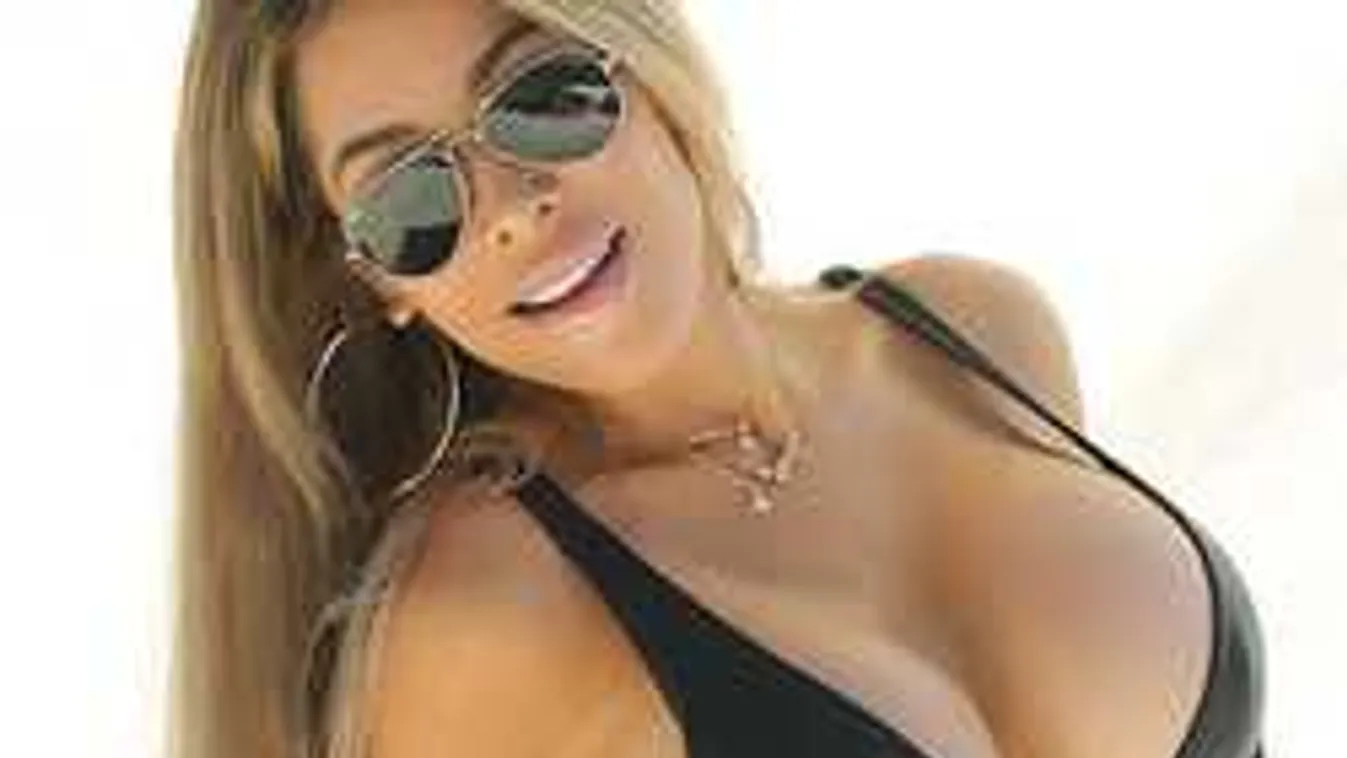 Széttárt lábakkal kapták lencsevégre a meztelenkedő modellt