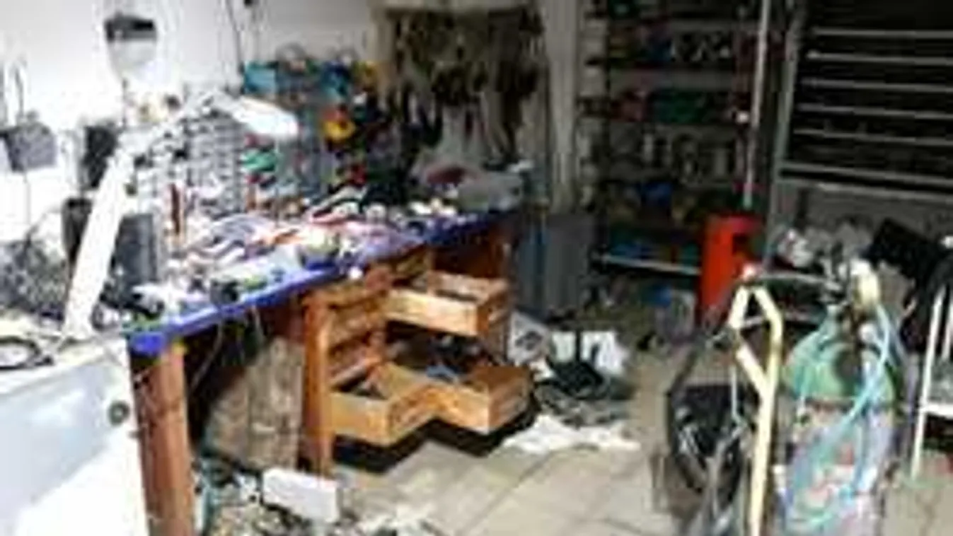 Villanyórákat buherált egy debreceni férfi, a fiát is bevitték