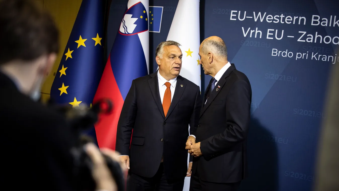 A Miniszterelnöki Sajtóiroda által közreadott fotón Orbán Viktor miniszterelnök (b) és Janez Jansa szlovén kormányfõ az EU-Nyugat-Balkán-csúcstalálkozón a Ljubljanához közeli Brdóban 2021. október 6-án.