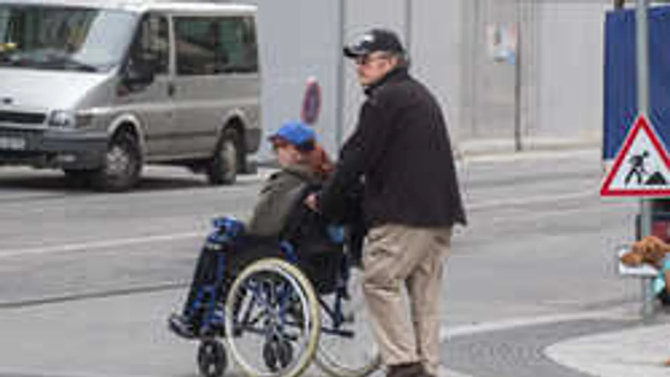 Paparazzi fotó: Beteg feleségével fotózták le Szacsvay Lászlót!