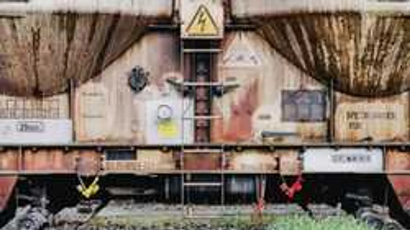 Készültségben a miskolci tűzoltók, ijesztő fotó a Tiszai pályaudvarról