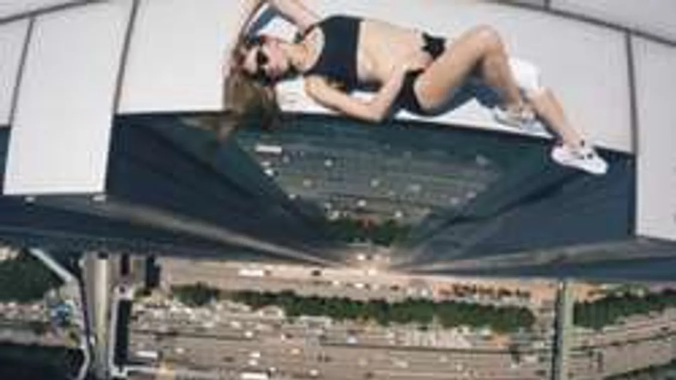 Életveszély, amit ez a szexi orosz modell csinál - Videó