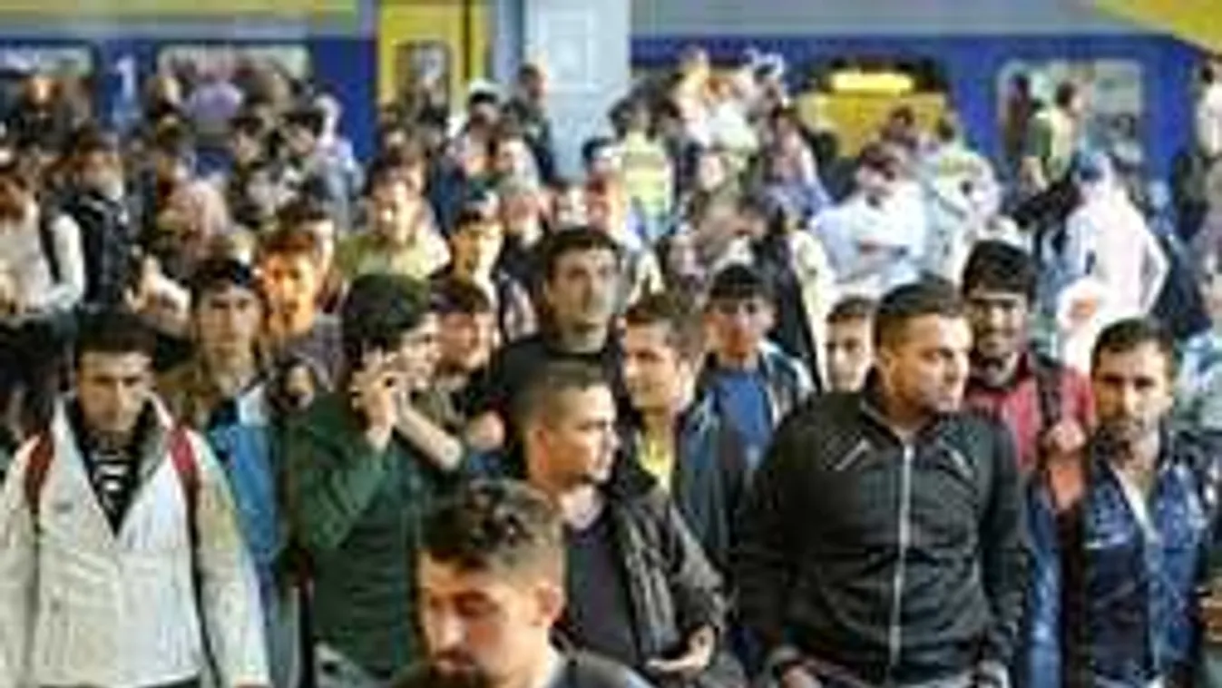 Lázár elvegyült a bécsi migránsok között