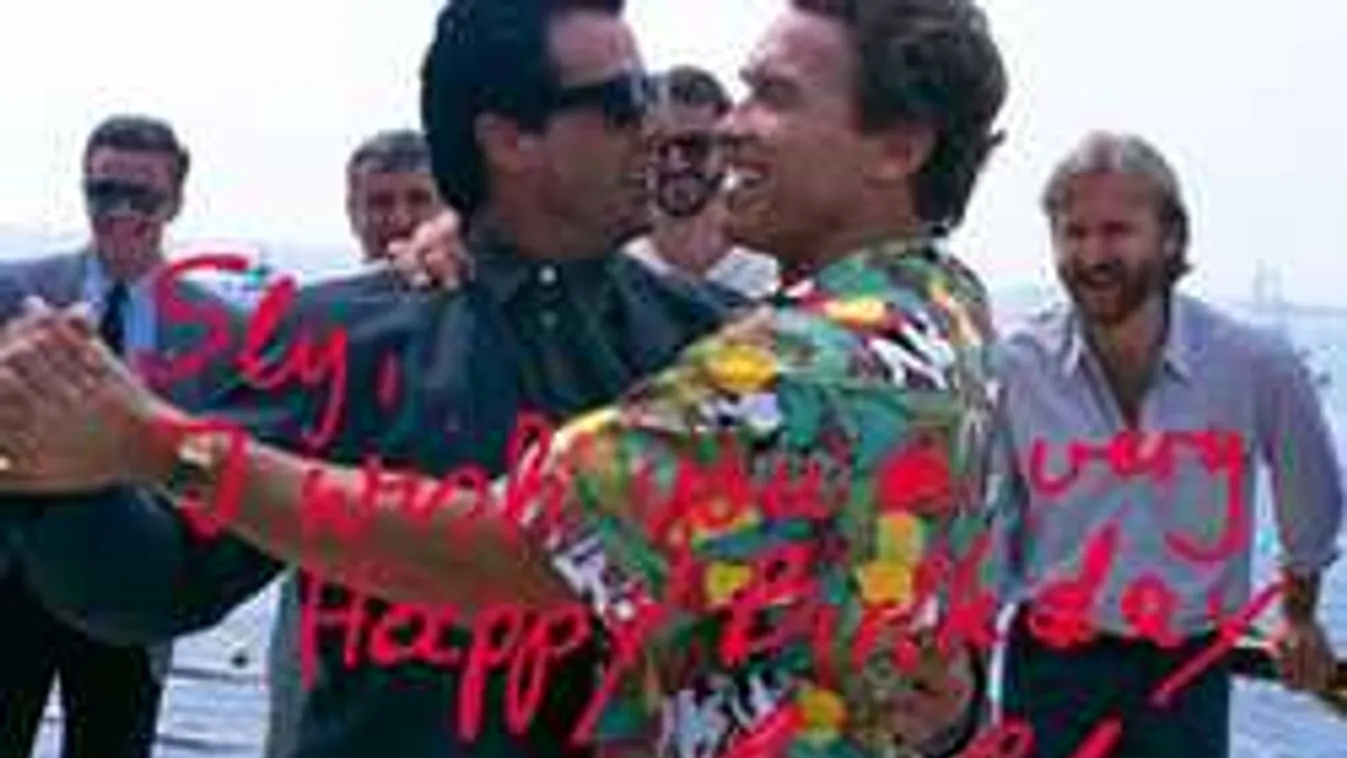 Micsoda szülinap, Schwarzi és Stallone együtt keringőzik