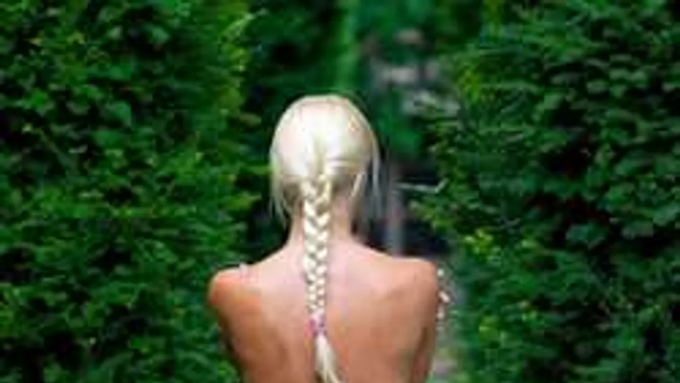 Támadnak az anyaszült meztelen nők: Nagyon bizarr dolgot művelnek