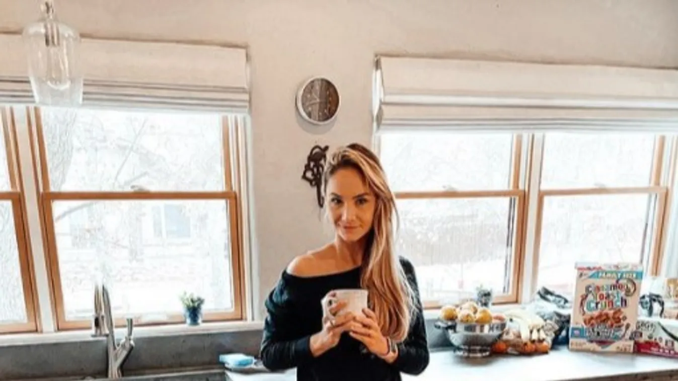 Bezárkózott a házba családjával a várandós magyar sztáranyuka