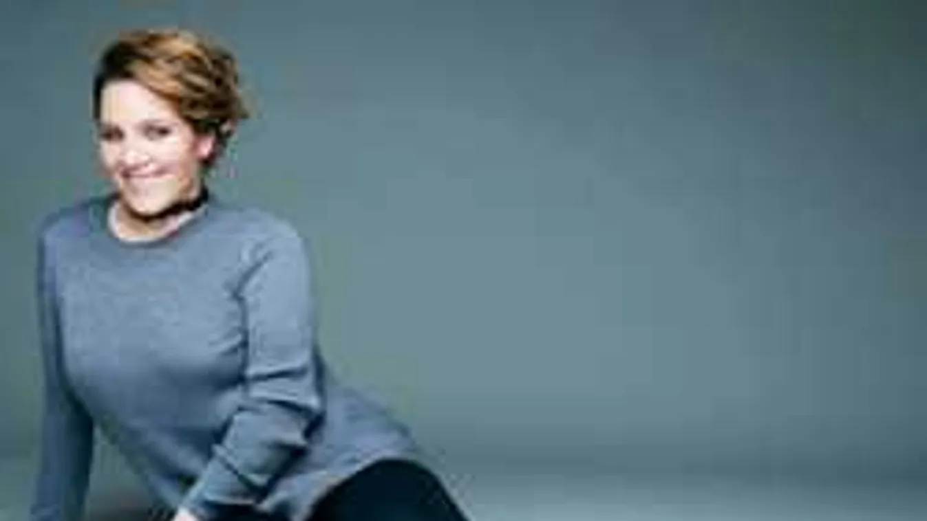 Ezt is bevállalta: meztelen férfiak és nők között ünnepelt Tóth Vera