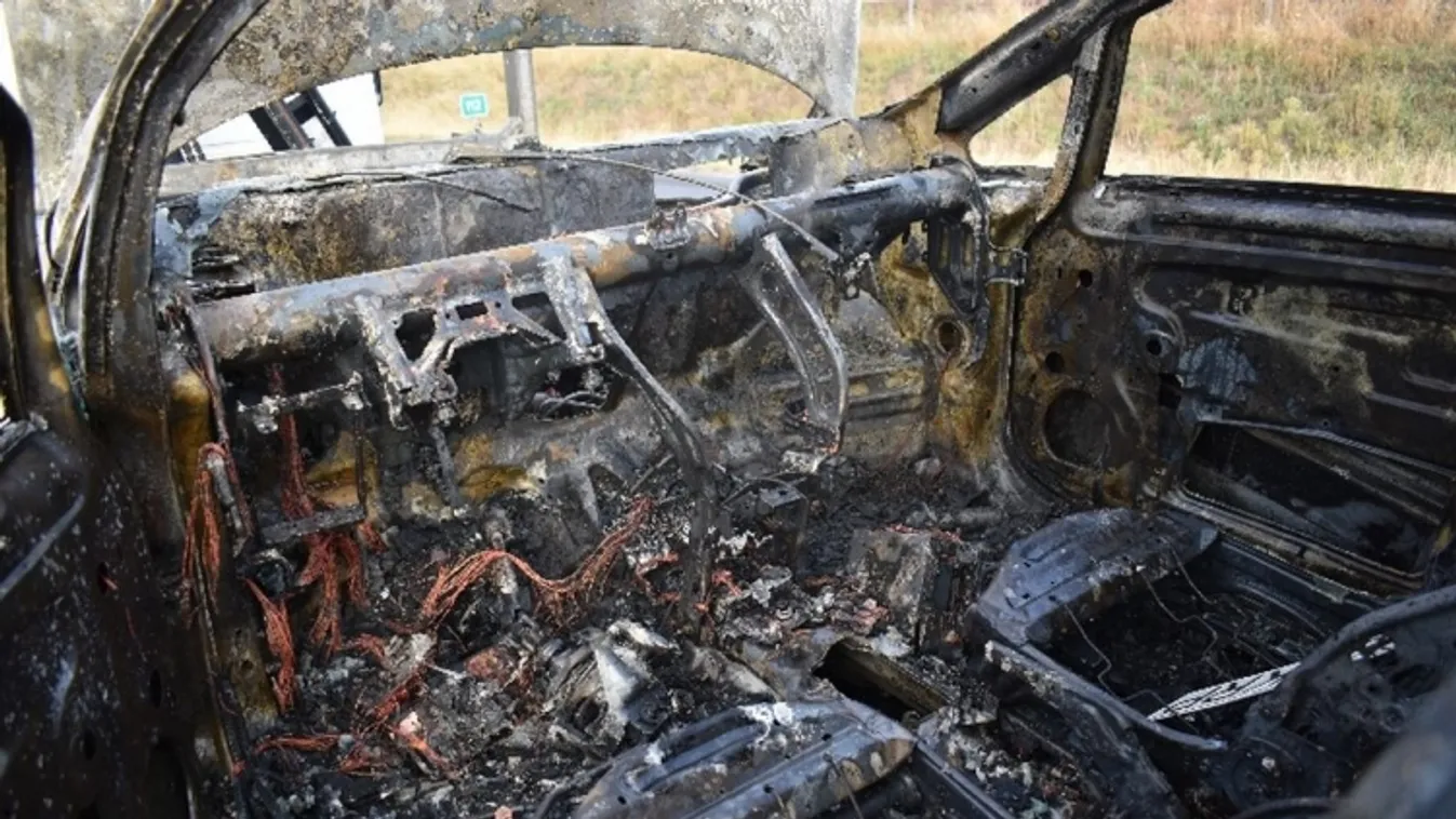 Megrázó helyszíni fotók: kigyulladt egy autó az M1-esen