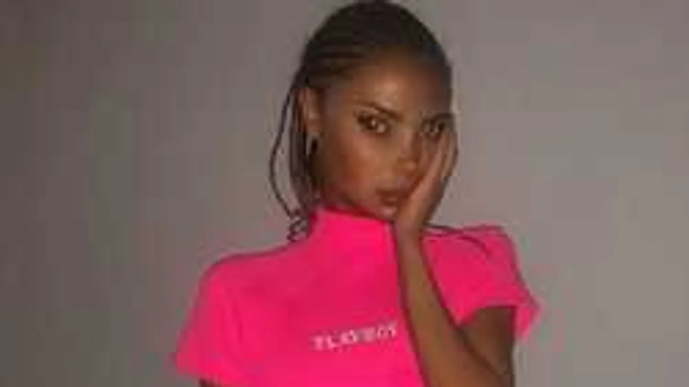 Durva divatbaki: Előbújt a bikiniből az énekes exének bal melle