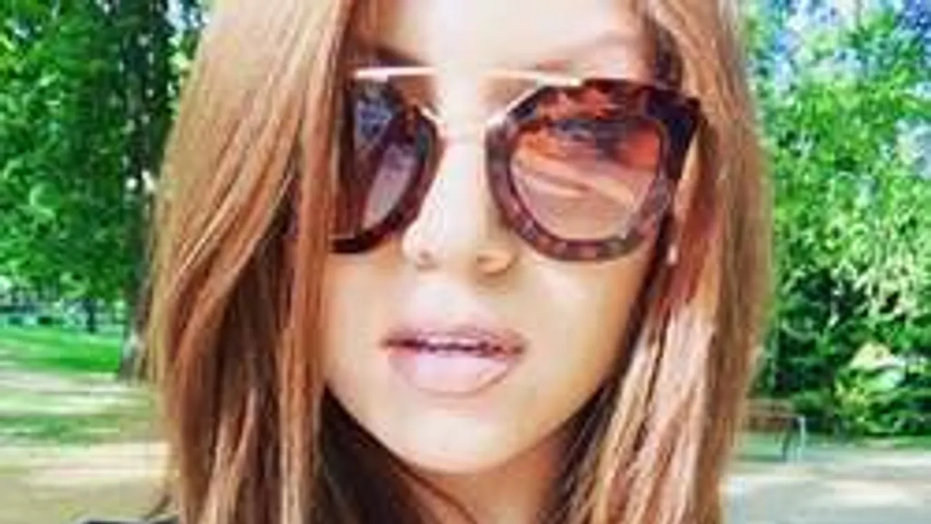 Félmeztelenül fotózták Tolvai Renit: Bevadul a csaj!