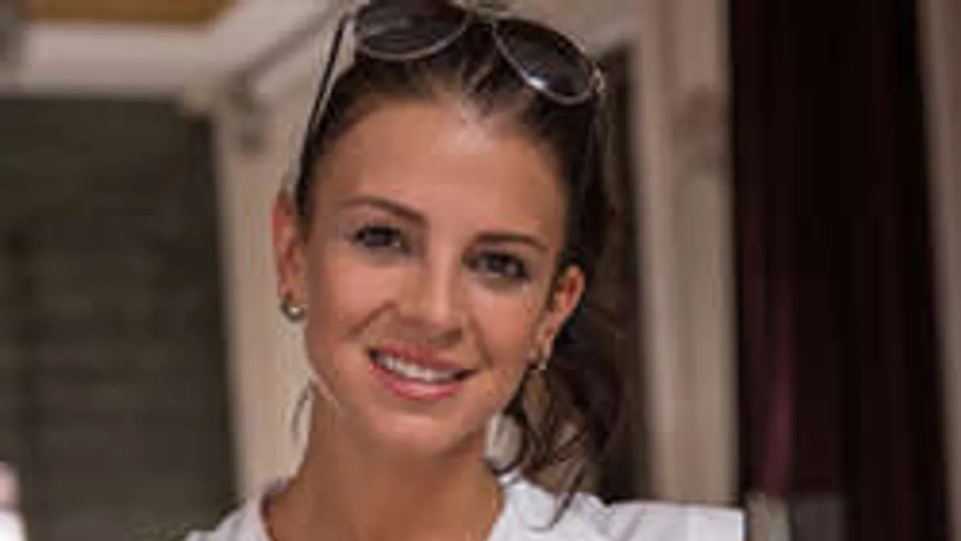 Ki ez a pasi, akivel Sarka Kata ül a pesti dugóban?