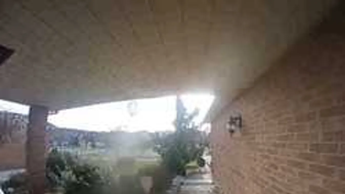 Igazi rémálom: Döbbenetes dolgot vett fel a bejárat fölé szerelt kamera