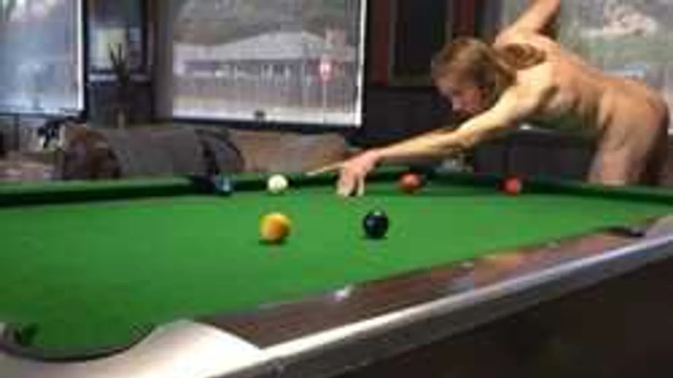 Elképesztő bizarr dolgot művel a meztelenségfüggő férfi!