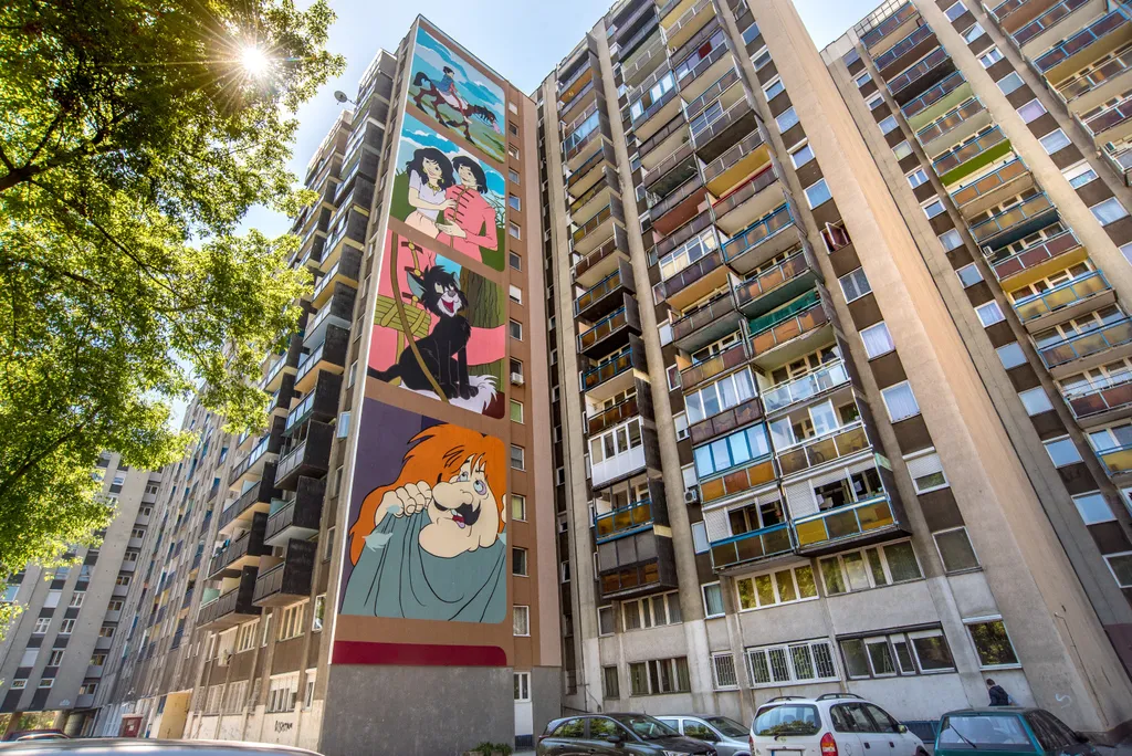 Az elmúlt évtizedekben elég kétes hírnévre tett szert a Szigony utca környéke, ám az utóbbi években egyre rendezettebbé válik a környék. Nemrég az egyik társasház tűzfalára került fel egy másik magyar rajzfilm, a Szaffi szereplői.