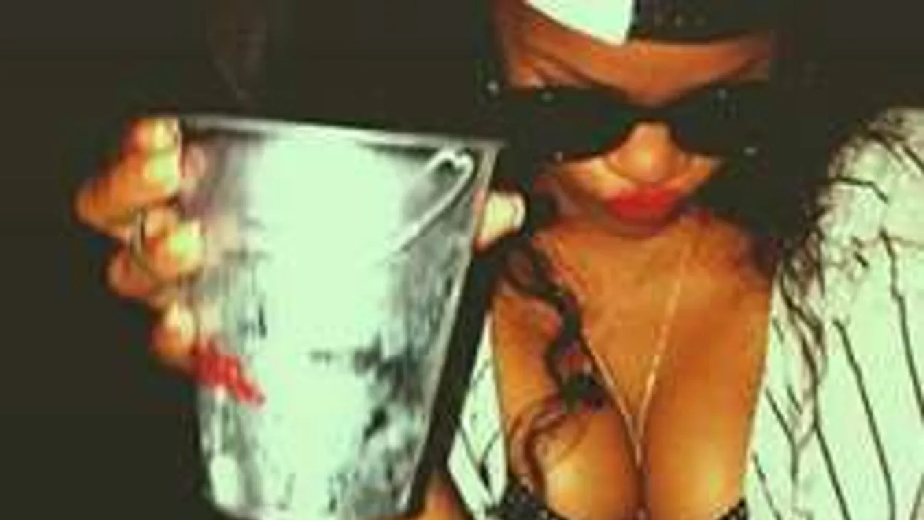 Rihanna egy szál melltartóban jár vacsorázni