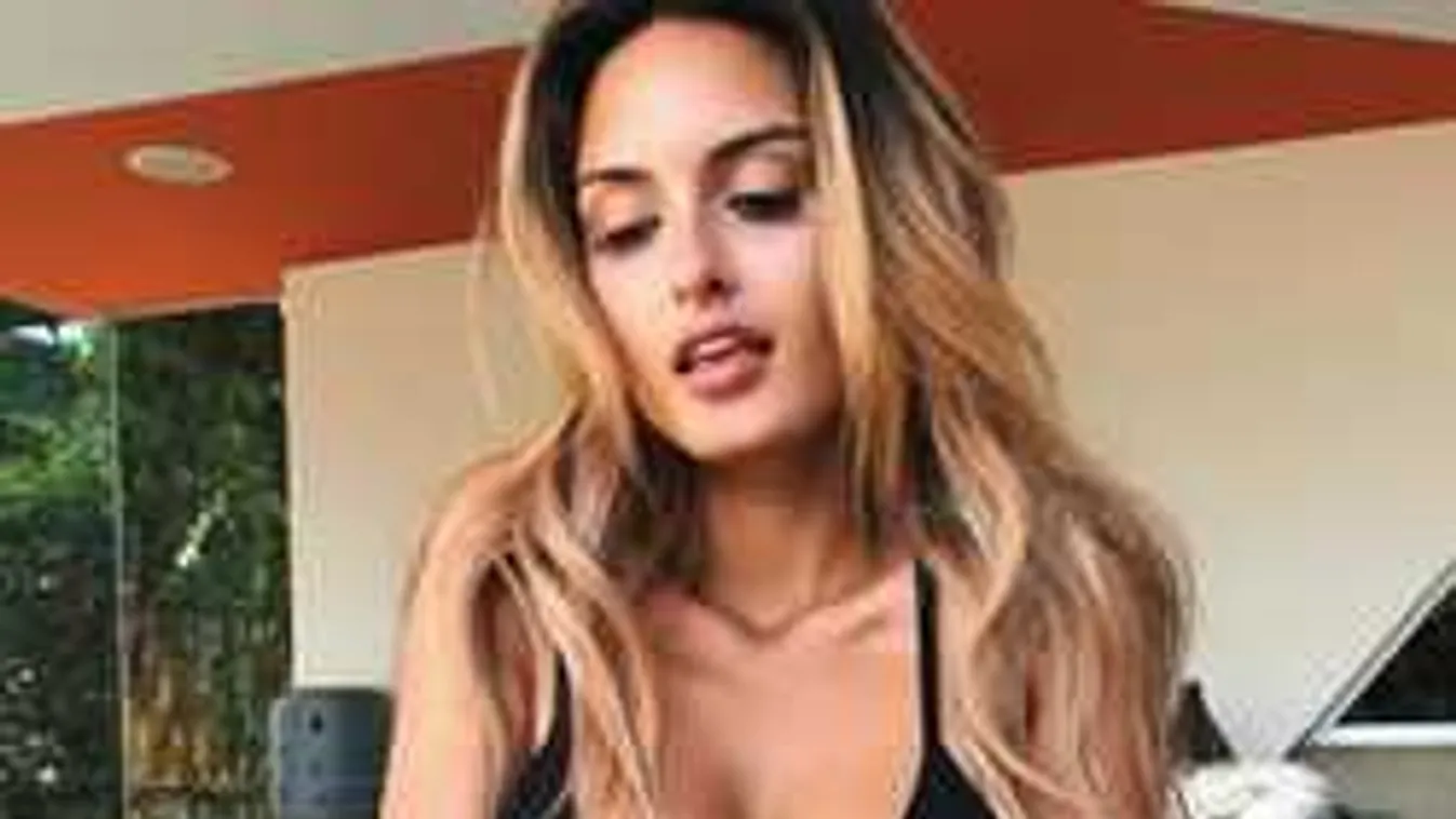 Vetkőzés a repülőn: megmutatta ringó mellét a csintalan álomnő