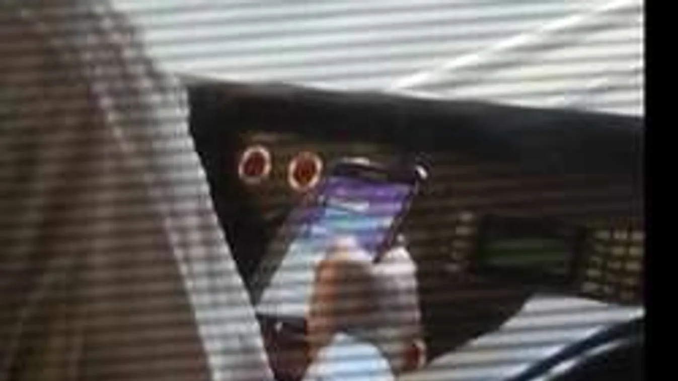 Így veszélyezteti az utasokat egy budapesti villamossofőr!