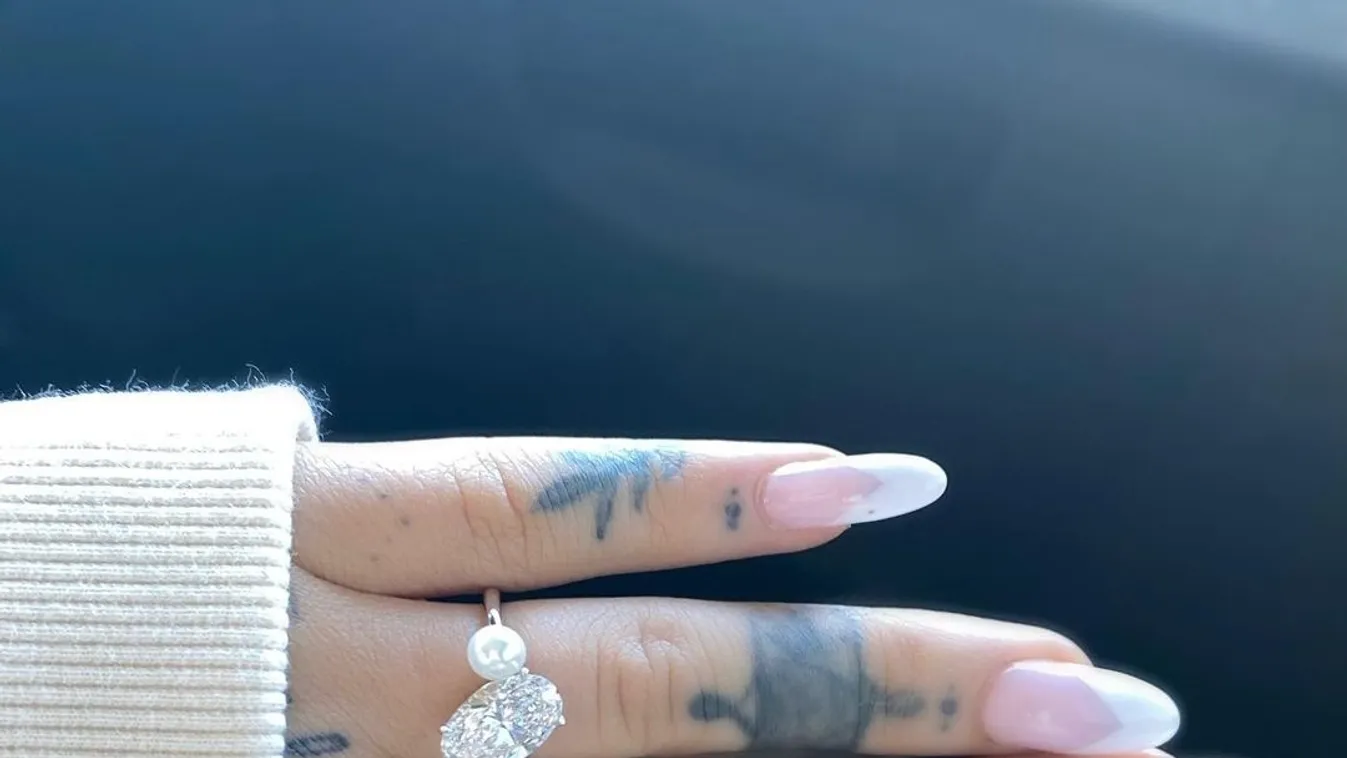 Megmutatta méregdrága eljegyzési gyűrűjét az énekesnő, sokan irigykednek – Fotó