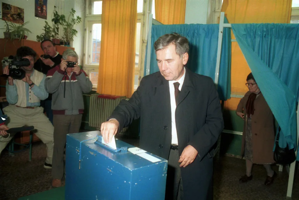 Horn Gyula külügyminiszter leadja szavazatát. Nagy vihart kavart az 1989. februári MSZMP-ülésen elhangzott beszéde, amiben az 1956-os forradalomról beszélt: „Nem is szabad megengednünk azt, hogy 1956 kapcsán valamiféle lelkiismereti válság keletkezzen mindazoknál, azokban, akik akkor fegyvert fogtak, mert akik fegyvert fogtak novemberben, és novemberben felléptek, azok az ellenforradalommal szemben léptek fel.” (Fotó: MTI/Friedmann Endre)