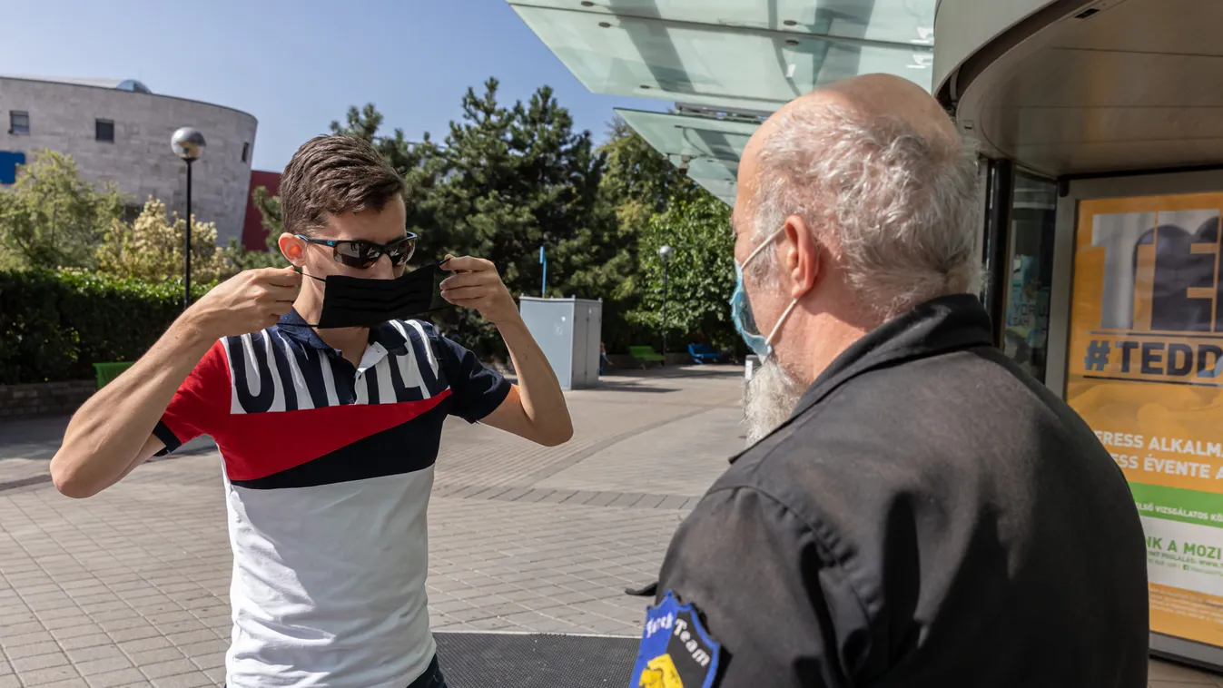 Ügyeskednek a boltosok, hogy rávegyék a maszkviselésre a vevőket