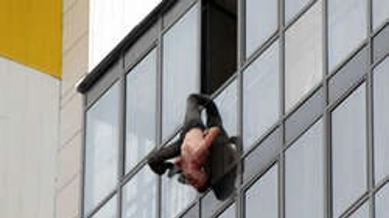 Beakadt a lába, fél órán át lógott egy 15. emeleti ablakból!