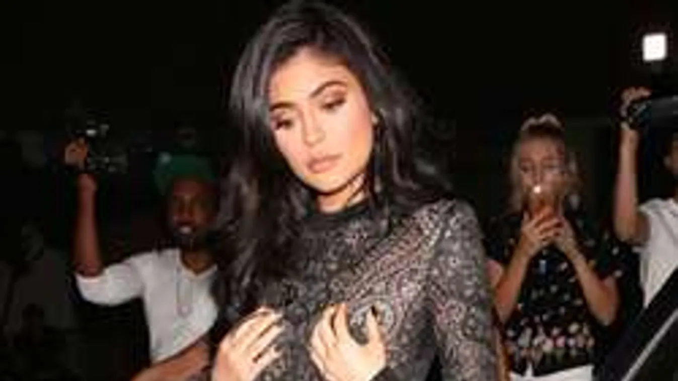 Leszbi testvércsókkal, átlátszó ruhában ünnepelt a tinisztár