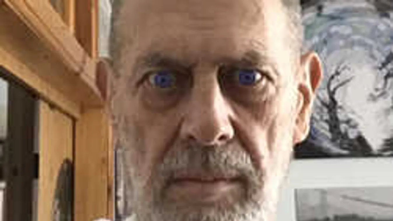 24 órás felügyelet alatt tartják a szívműtéten átesett magyar műsorvezetőt