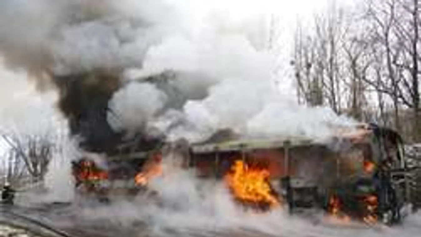 Teljes terjedelmében ég egy csuklós autóbusz!