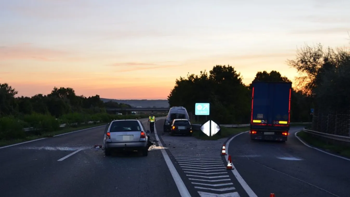 Brutális baleset: tolatva hajtott az M7-es autópályán egy sofőr – Fotók