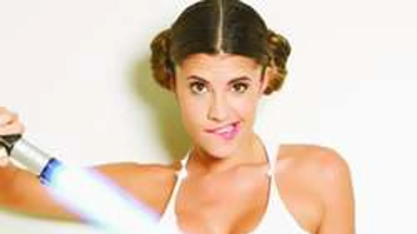 Lézerkarddal pucérkodott a dús keblű vadóc