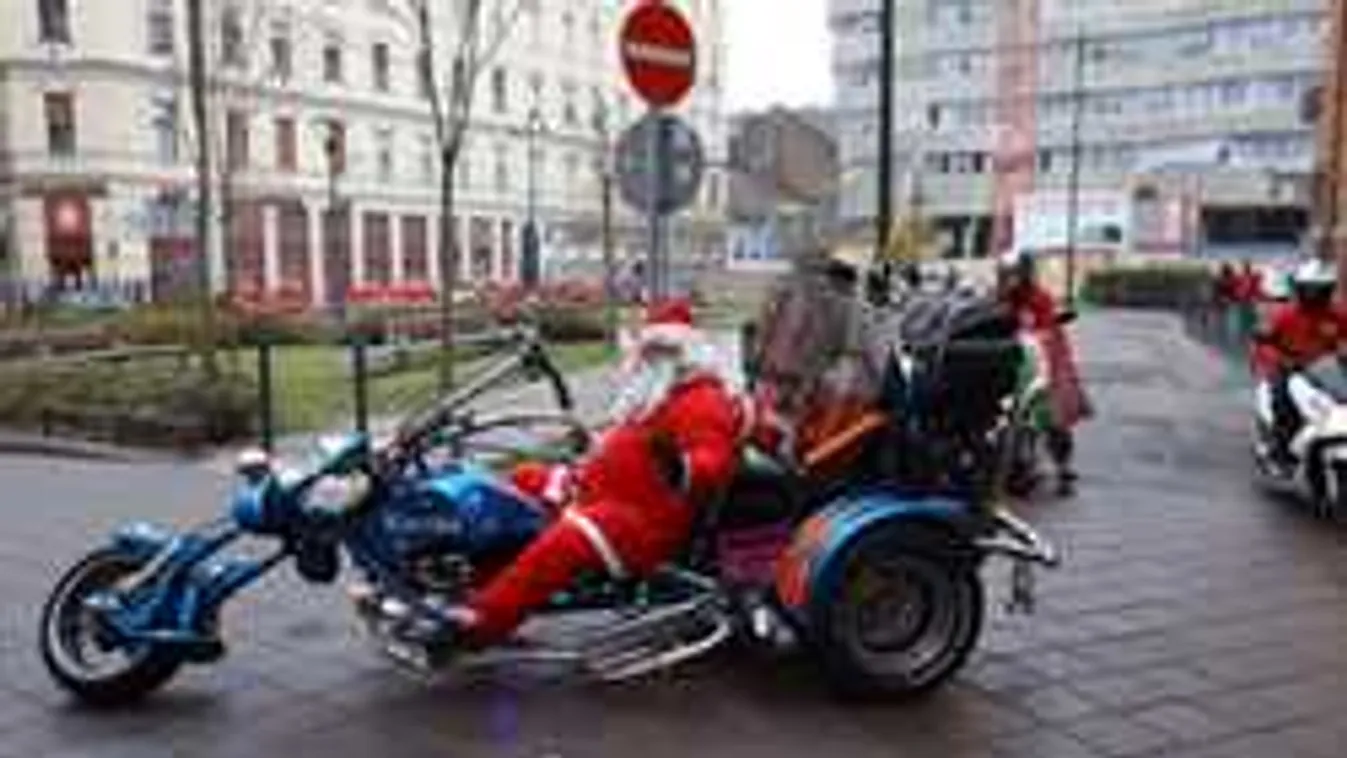 Elképesztő jelenet Budapesten, ilyen Mikulást még soha nem láttál